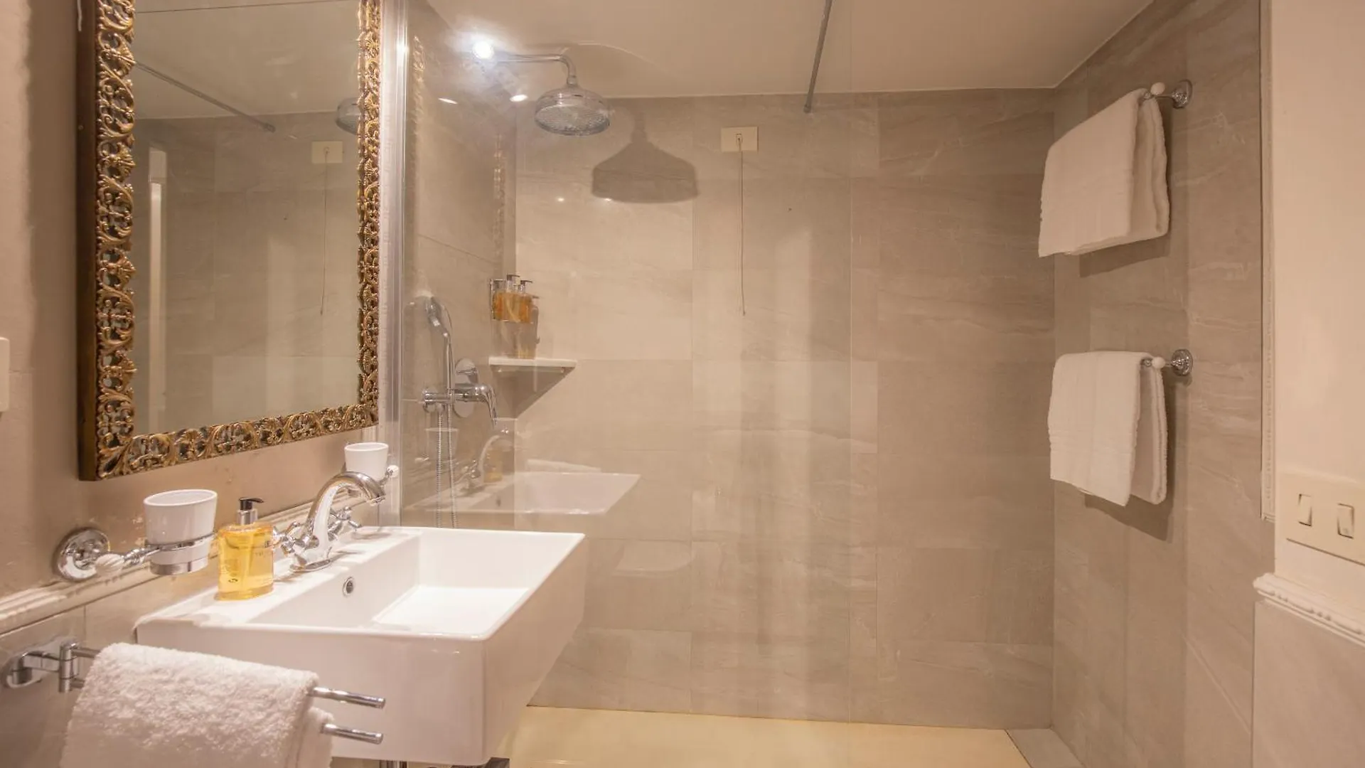 Corte Realdi Suites Piazza Erbe Verona 3*,  Italien